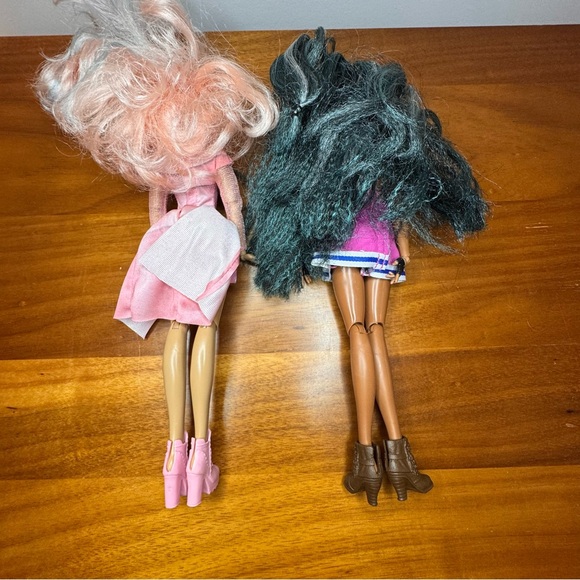 Set of 2 Disney Decedents Dolls Uma and Audrey - Picture 6 of 6